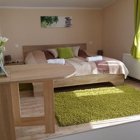 Bundics Vendeghazak Bed & Breakfast Ленти Екстериор снимка