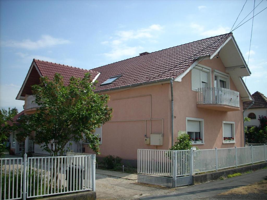 Bundics Vendeghazak Bed & Breakfast Ленти Стая снимка